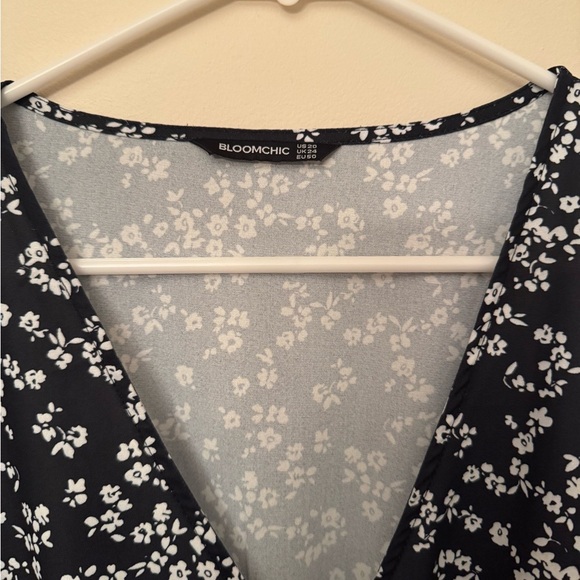 BloomChic Black & White Floral Maxi Dress Women’s US 20 V-Neck Short Sleeve Slit - Picture 6 of 9